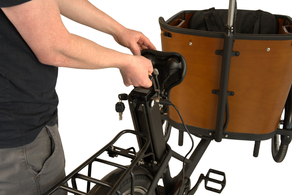 Tommelise ladcykel fra EventyrCykler, hvor batteriet er ved at blive taget ud