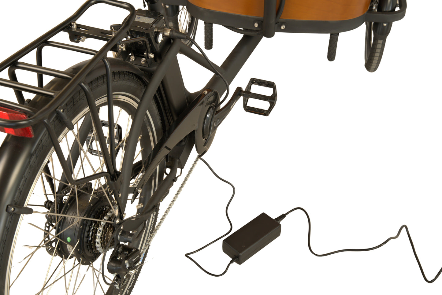 Tommelise ladcykel fra EventyrCykler med laderen tilsluttet
